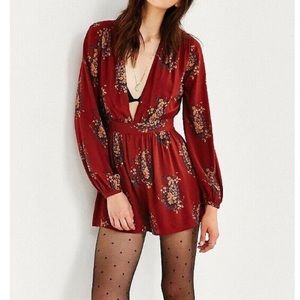 UO ECOTE Charlotte Plunging V neck Floral Boho Romper.‎ S